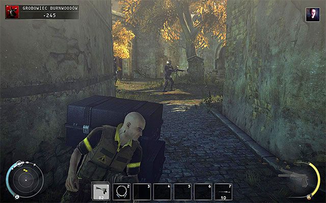 Jeżeli po znalezieniu się przy wspomnianym wcześniej skrzyżowaniu udasz się dla odmiany na wprost, to po kilku chwilach dotrzesz na pokazaną na powyższym screenie polankę - Eksploracja okolic grobowca (Grobowiec Burnwoodów) | 20 - Rozgrzeszenie - Hitman Absolution - poradnik do gry