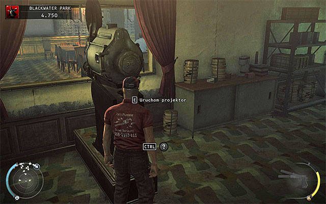 Druga część wyzwania to włożenie taśmy do projektora - 18 - Blackwater Park (01 - 13) | Wyzwania Hitman Rozgrzeszenie - Hitman Absolution - poradnik do gry