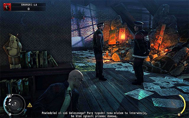 Po minięciu pola marihuany skręć w lewo, zatrzymując się w miejscu, w którym spotkasz dwóch kolejnych policjantów (powyższy screen) - Uniknięcie obławy (Shangri-La) | 4 - Uciekaj, by przeżyć - Hitman Absolution - poradnik do gry