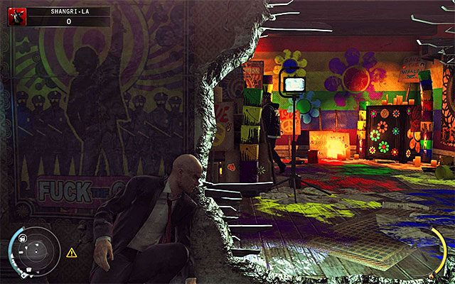 Pierwszym ze sposobów na odwrócenie uwagi stróżów prawa jest otwarcie znajdującego się na tym piętrze sejfu - Dotarcie do windy (Shangri-La) | 4 - Uciekaj, by przeżyć | Hitman Rozgrzeszenie - Hitman Absolution - poradnik do gry