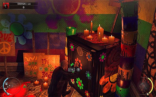 Zaczekaj aż tutejszy policjant wyjdzie z pomieszczenia i rozejrzyj się za notesem z kombinacją do sejfu - Dotarcie do windy (Shangri-La) | 4 - Uciekaj, by przeżyć | Hitman Rozgrzeszenie - Hitman Absolution - poradnik do gry