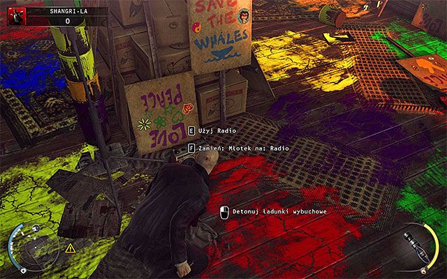 Odszukaj radio, załącz je i szybko wycofaj się do sąsiedniego pomieszczenia - Dotarcie do windy (Shangri-La) | 4 - Uciekaj, by przeżyć | Hitman Rozgrzeszenie - Hitman Absolution - poradnik do gry