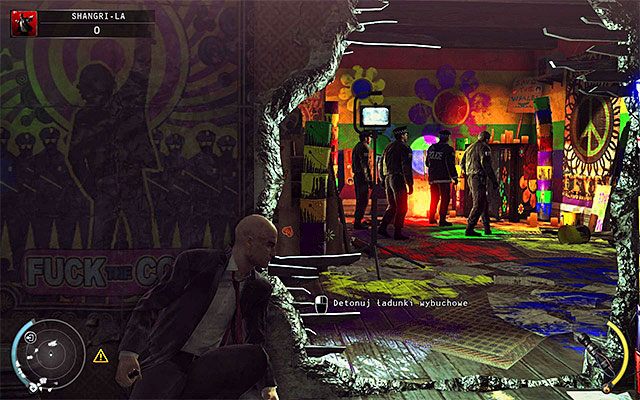 Wspomniany funkcjonariusz zawoła w to miejsce swoich kolegów - Dotarcie do windy (Shangri-La) | 4 - Uciekaj, by przeżyć | Hitman Rozgrzeszenie - Hitman Absolution - poradnik do gry