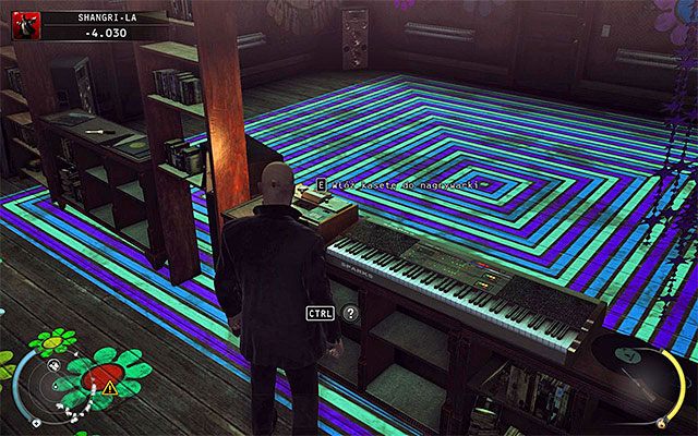 Podejdź do pokazanej na powyższym screenie nagrywarki i wejdź z nią w interakcję - Dotarcie do windy (Shangri-La) | 4 - Uciekaj, by przeżyć | Hitman Rozgrzeszenie - Hitman Absolution - poradnik do gry