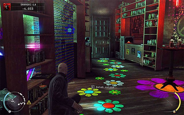 Schowaj się za zasłoną i zaczekaj na przybycie w to miejsce okolicznych stróżów prawa - Dotarcie do windy (Shangri-La) | 4 - Uciekaj, by przeżyć | Hitman Rozgrzeszenie - Hitman Absolution - poradnik do gry