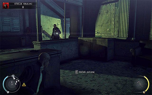 O wiele lepszym pomysłem jest skierowanie się do lewych drzwi - Dotarcie na stację (Stacja kolejki) | 4 - Uciekaj, by przeżyć - Hitman Absolution - poradnik do gry