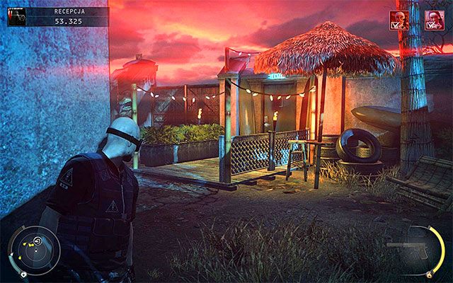 Drzwi prowadzące do kolejnej lokacji znajdują się na prawo od stacji benzynowej (powyższy screen) i niestety tak jak w poprzednim etapie otwarcie ich zajmuje Agentowi 47 kilka sekund, przez co staje się on chwilowo bezbronny - Opuszczenie terenu motelu (Recepcja) | 14 - Atak Świętych - Hitman Absolution - poradnik do gry