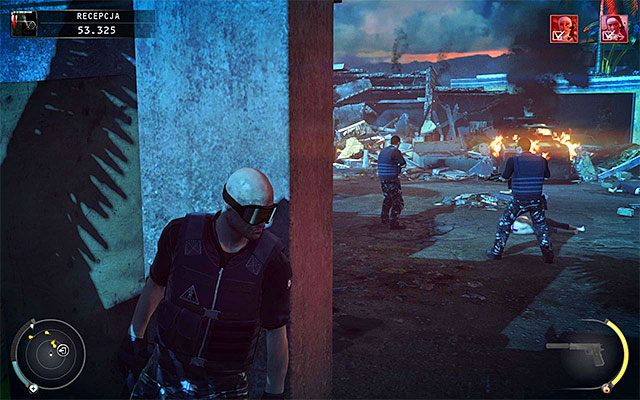 Największe zagrożenie stanowią przeciwnicy przebywający na pobliskim placu (powyższy screen) - Opuszczenie terenu motelu (Recepcja) | 14 - Atak Świętych - Hitman Absolution - poradnik do gry