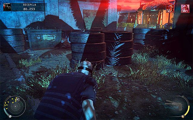 Rozwiązaniem opisanego wyżej problemu jest wyeliminowanie wartowników spoglądających na drzwi i najlepiej sprawdza się tu pokazana na powyższym screenie alejka, szczególnie że możliwe jest ukrywanie ciał w tym miejscu - Opuszczenie terenu motelu (Recepcja) | 14 - Atak Świętych - Hitman Absolution - poradnik do gry