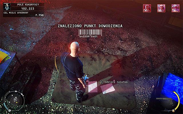 Po znalezieniu się w centrum dowodzenia jak najszybciej zlokalizuj pokazany na powyższym screenie telefon i wejdź z nim w interakcję, kończąc tym samym misję (nie musisz eliminować przebywających w okolicy postaci) - Dotarcie do punktu dowodzenia (Pole kukurydzy) | 14 - Atak Świętych - Hitman Absolution - poradnik do gry