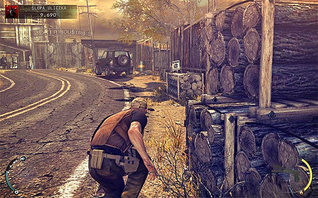 Jeżeli postanowiłeś przemieszczać się przy głównej ścieżce, to musisz uważać na przeciwników zgromadzonych po lewej stronie - Wyłączenie systemów ochrony (Ślepa uliczka) | 11 - Dexter Industries - Hitman Absolution - poradnik do gry