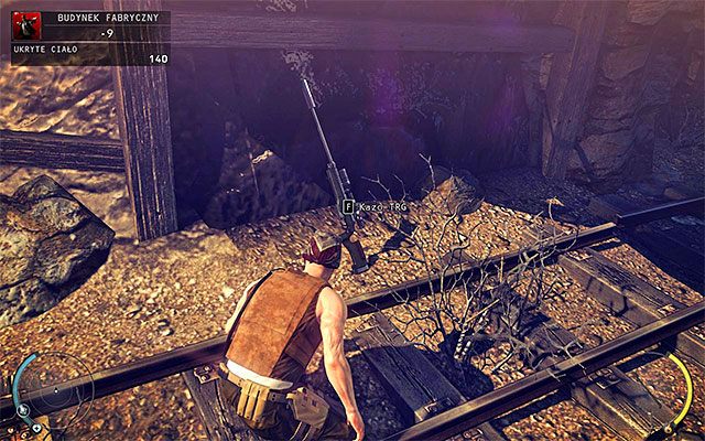 Niedaleko wyjścia z jaskini odnajdziesz bardzo cenny przedmiot, a mianowicie wyciszony karabin snajperski Kazo TRG (powyższy screen) - Dotarcie do głównego kompleksu (Budynek fabryczny) | 11 - Dexter Industries - Hitman Absolution - poradnik do gry