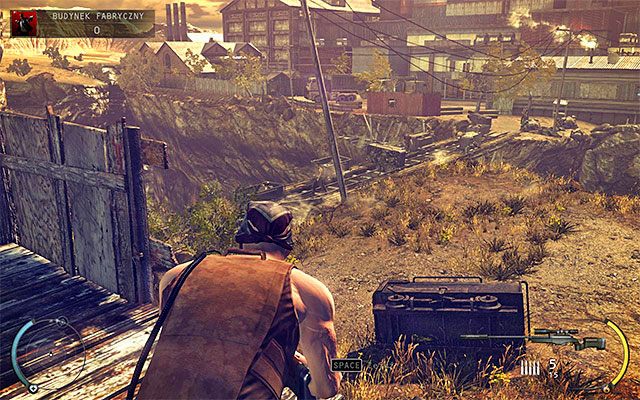 Jeżeli zaopatrzyłeś się w karabin, to warto rozstawić się z nim w pokazanym na powyższym screenie punkcie obserwacyjnym - Dotarcie do głównego kompleksu (Budynek fabryczny) | 11 - Dexter Industries - Hitman Absolution - poradnik do gry