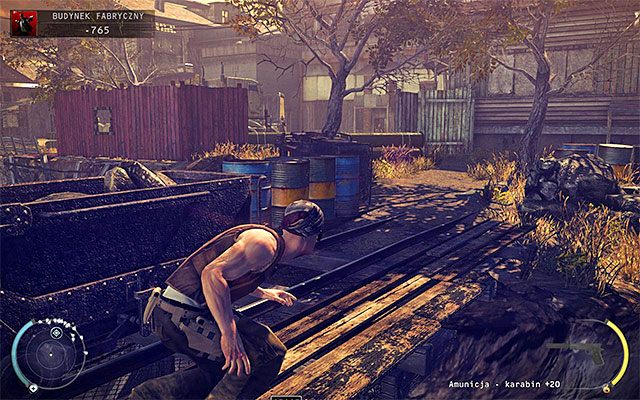 Po dotarciu na przeciwległy koniec mostu zadbaj dodatkowo o to żeby nie zostać zauważonym przez jeszcze jednego wartownika, który może się tu zjawić - Dotarcie do głównego kompleksu (Budynek fabryczny) | 11 - Dexter Industries - Hitman Absolution - poradnik do gry