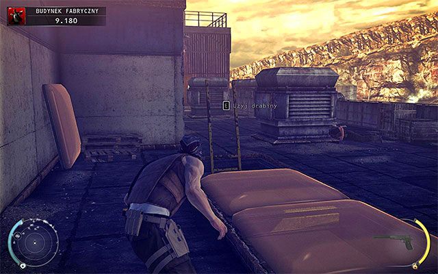 Dach fabryki niezależnie od wybranego poziomu trudności jest patrolowany przez jedną osobę, którą możesz zneutralizować lub ominąć - Przedostanie się do wnętrza budynku fabrycznego (Budynek fabryczny) | 11 - Dexter Industries - Hitman Absolution - poradnik do gry