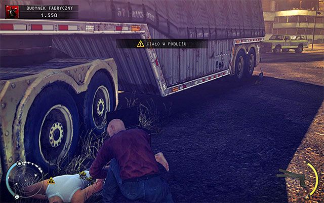Jako że plac przed fabryką jest patrolowany przez wielu pracowników ochrony warto zastanowić się czy nie warto byłoby pozyskać przebranie kierowcy ciężarówki - Przedostanie się do wnętrza budynku fabrycznego (Budynek fabryczny) | 11 - Dexter Industries - Hitman Absolution - poradnik do gry