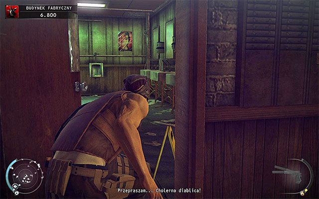 W przypadku dysponowania przebraniem handlarza bronią możesz od razu przejść przez recepcję, bo nie zostaniesz przez nikogo zatrzymany - Dotarcie do lobby budynku fabrycznego (Budynek fabryczny) | 11 - Dexter Industries - Hitman Absolution - poradnik do gry