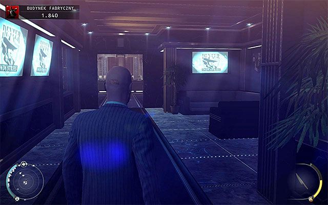 Jeżeli do wnętrza budynku fabrycznego przedostałeś się wybierając boczne wejście dla personelu i specjalnych gości, to wystarczy przejść przez niezbyt długi korytarz - Dotarcie do lobby budynku fabrycznego (Budynek fabryczny) | 11 - Dexter Industries - Hitman Absolution - poradnik do gry