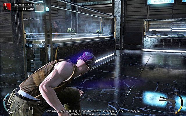 Jeżeli musisz unikać wykrycia lub zdemaskowania, to proponuję wykorzystywać szklane gabloty znajdujące się w lobby w formie zasłony, przeskakując pomiędzy sąsiadującymi ze sobą gablotami i skracając tym samym czas przebywania w odsłoniętej pozycji - Skorzystanie z windy w lobby (Budynek fabryczny) | 11 - Dexter Industries - Hitman Absolution - poradnik do gry