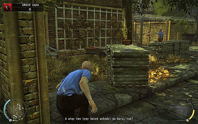 Sukcesywnie przemieszczaj się do przodu, wykorzystując pojazdy oraz niewielkie murki (powyższy screen) jako zasłony - Dotarcie do cel w przebraniu sędziego (Gmach sądu) | 15 - Prawo Skurkyego - Hitman Absolution - poradnik do gry