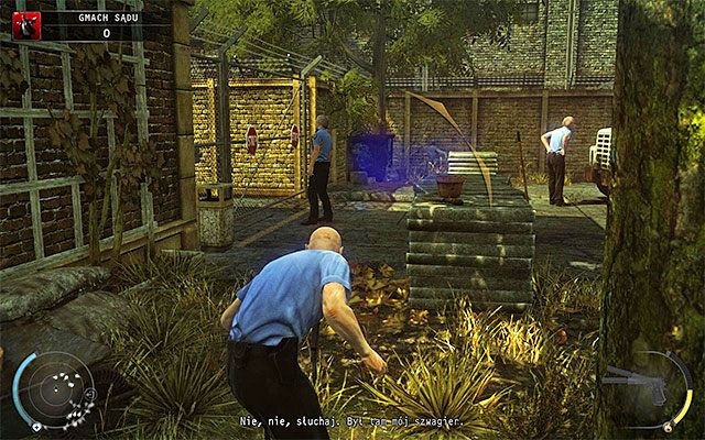 Wyrusz w stronę parkingu, który nawet na niższych poziomach trudności jest patrolowany przez wielu strażników sądowych - Dotarcie do cel w przebraniu oskarżonego (Gmach sądu) | 15 - Prawo Skurkyego - Hitman Absolution - poradnik do gry