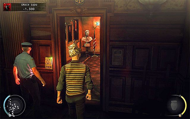 Możesz już udać się w stronę drzwi prowadzących do cel, zlokalizowanych po prawej stronie (powyższy screen) - Dotarcie do cel w przebraniu oskarżonego (Gmach sądu) | 15 - Prawo Skurkyego - Hitman Absolution - poradnik do gry