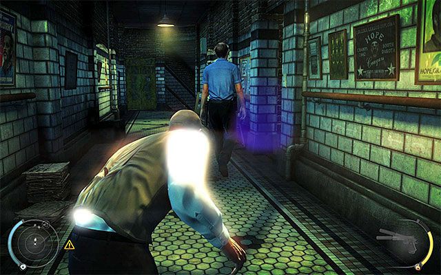 Jeżeli używasz przebrania strażnika/woźnego sądowego lub jeżeli nie posiadasz żadnego stroju, to trzeba przystąpić do skradania się - Cele | 15 - Prawo Skurkyego | Solucja Hitman Rozgrzeszenie - Hitman Absolution - poradnik do gry