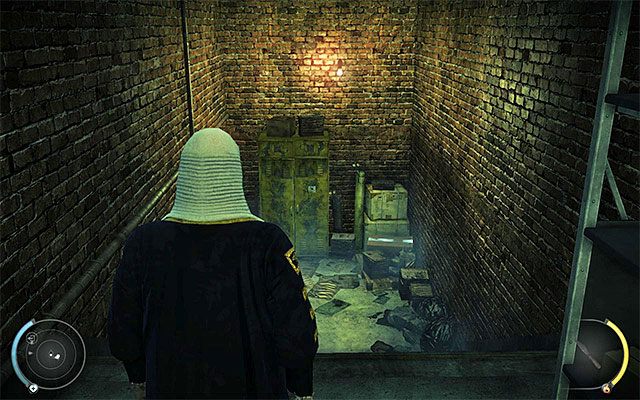 Dobrym sposobem na bezpieczne zbliżenie się do punktu wyjścia jest wybranie po drodze pokazanej na powyższym screenie prawej odnogi, prowadzącej do niewielkie pomieszczenia piwnicznego - Cele | 15 - Prawo Skurkyego | Solucja Hitman Rozgrzeszenie - Hitman Absolution - poradnik do gry