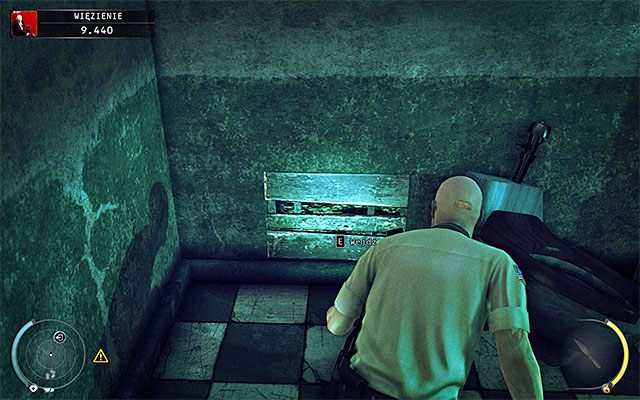 Alternatywny sposób ominięcia zamkniętej bramki to wejście do lewej celi i skorzystanie z pokazanego na powyższym screenie tunelu - Więzienie | 15 - Prawo Skurkyego | Solucja Hitman Rozgrzeszenie - Hitman Absolution - poradnik do gry