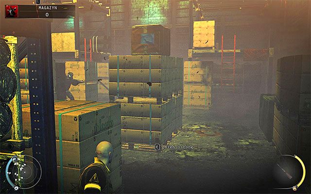 Jeśli nie chcesz korzystać z centralnej platformy, to możesz także udać się w prawo, docierając do pokazanych na powyższym screenie dwóch mniejszych balkoników - Magazyn | 16 - Operacja Młot Bojowy | Solucja Hitman Rozgrzeszenie - Hitman Absolution - poradnik do gry