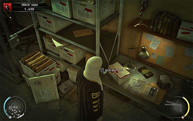 Dokładnie rozejrzyj się po magazynie dowodów (najlepiej jest korzystać z przebrania sędziego lub woźnego sądowego), odnajdując szklany nóż w pokazanym na screenie miejscu - 15 - Prawo Skurkyego (09 - 11) | Wyzwania Hitman Rozgrzeszenie - Hitman Absolution - poradnik do gry