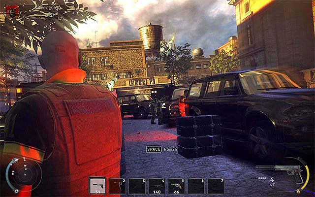 Wyzwanie to najlepiej jest zaliczyć w trakcie rozgrywania etapu Otoczony, bo w kolejnych etapach spotyka się już w głównej mierze ciężkozbrojnych żołnierzy z nakryciami głowy i trudniej jest wtedy o udane trafienie - 16 - Operacja Młot Bojowy | Wyzwania Hitman Rozgrzeszenie - Hitman Absolution - poradnik do gry