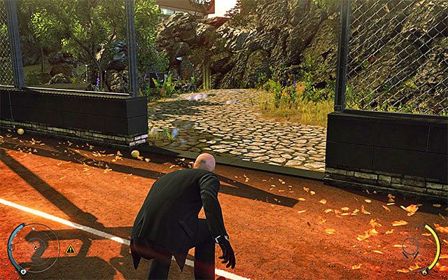 Prawa ścieżka (powyższy screen) już na starcie powinna być patrolowana przez co najmniej jedną osobę - Hitman Absolution: Ogrody, Osobisty kontrakt - Solucja - Hitman Absolution - poradnik do gry