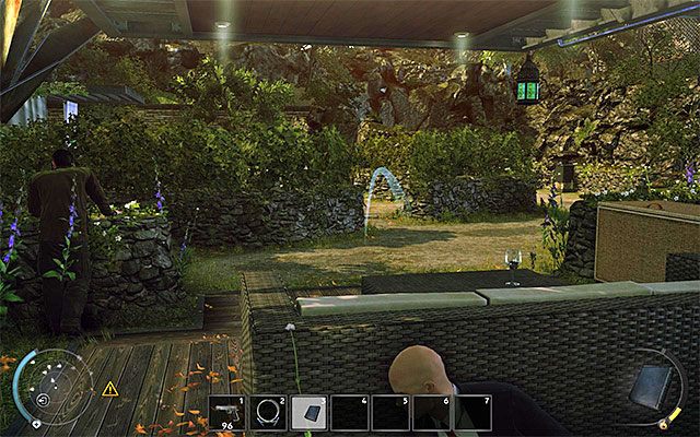 Najlepszym sposobem na bezpieczne przejście przez ogród jest skierowanie się w stronę pokazanego na powyższym screenie lewego szałasu - Hitman Absolution: Ogrody, Osobisty kontrakt - Solucja - Hitman Absolution - poradnik do gry