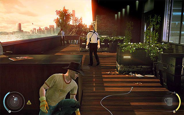 W zależności od tego jak zachowałes się z wartownikiem, który stał przy okiennicy spotkasz tu jedną lub dwie postacie - Hitman Absolution: Urwisko, Osobisty kontrakt - Solucja - Hitman Absolution - poradnik do gry