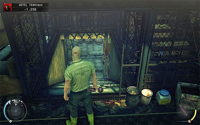 Ostatni z możliwych wariantów w kwestii przedostanie się do piwnicy to zlokalizowanie głównych schodów prowadzących w to miejsce, które znajdują się na zapleczu na parterze hotelu - Eksploracja piwnicy hotelu (Hotel Terminus) | 3 - Terminus - Hitman Absolution - poradnik do gry