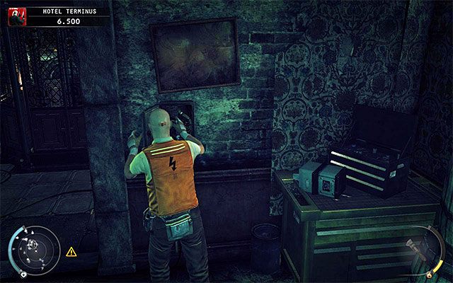 Jeżeli nie posiadasz przebrania woźnego lub jeżeli chcesz odwrócić uwagę wrogów w inny sposób, to możesz między innymi sabotować skrzynkę z bezpiecznikami znajdującą się niedaleko windy (powyższy screen) - Dotarcie na siódme piętro hotelu (Hotel Terminus) | 3 - Terminus - Hitman Absolution - poradnik do gry