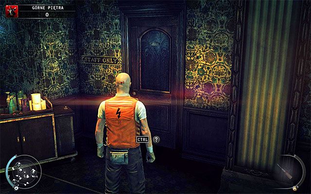 Jeśli Hitman potrzebuje nowego (lub lepszego) przebrania, to proponuję wybrać się do składziku znajdującego się na lewo od wyjścia z windy - Eksploracja siódmego piętra hotelu (Górne piętra) | 3 - Terminus - Hitman Absolution - poradnik do gry