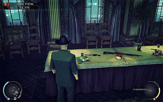 Zanim skorzystasz z drzwi prowadzących do pokoju numer 899 warto zbadać jeszcze jedno pomieszczenie znajdujące się na lewo stąd (powyższy screen) i sąsiadujące z jedną z sal balowych - Dotarcie do pokoju 899 (Górne piętra) | 3 - Terminus | Hitman Rozgrzeszenie - Hitman Absolution - poradnik do gry