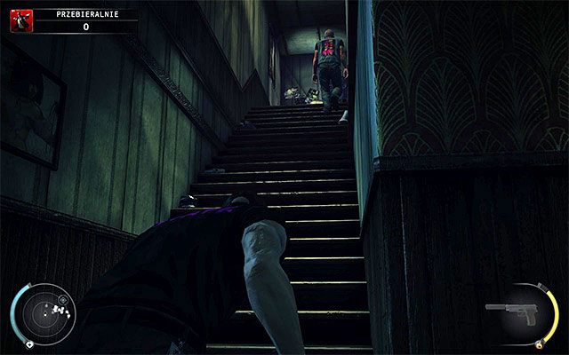 O wiele lepiej jest dotrzeć do mniejszej klatki schodowej, czyli do tej, z której na wyższych poziomach trudności skorzysta jeden ze wspomnianych wcześniej bramkarzy - Przebieralnie | 5 - Myśliwy i ofiara | Solucja Hitman Rozgrzeszenie - Hitman Absolution - poradnik do gry