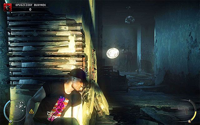 Przystąp do eksploracji budynku, ostrożnie zbliżając się do miejsca, w którym przebywa najliczniejsza grupa stróżów prawa - Opuszczony budynek | 5 - Myśliwy i ofiara | Solucja Hitman Rozgrzeszenie - Hitman Absolution - poradnik do gry
