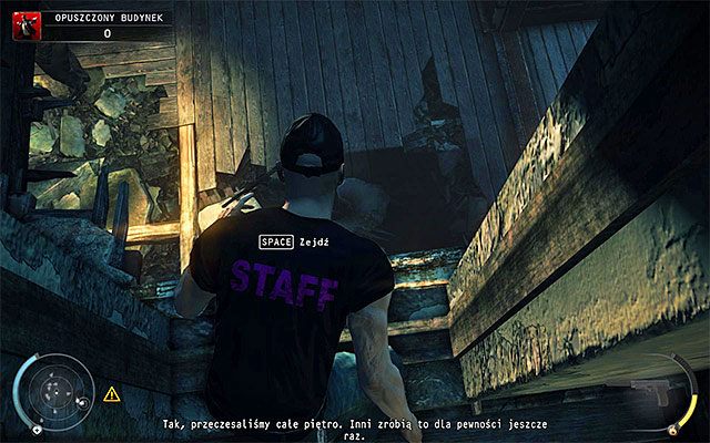 Podejdź do pokazanej na powyższym screenie krawędzi i zaczekaj aż wszyscy policjanci udadzą się zbadać ciało tancerki - Opuszczony budynek | 5 - Myśliwy i ofiara | Solucja Hitman Rozgrzeszenie - Hitman Absolution - poradnik do gry