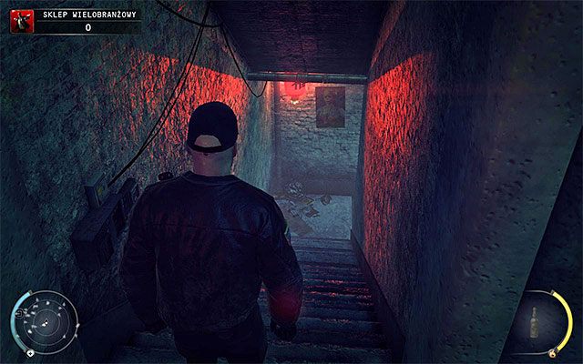 Po znalezieniu się w niewielkim pomieszczeniu skieruj się do pokazanych na powyższym screenie schodów - Przedostanie się do wnętrza sklepu (Sklep wielobranżowy) | 5 - Myśliwy i ofiara - Hitman Absolution - poradnik do gry