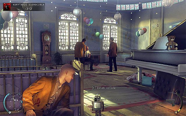 W pomieszczeniu zlokalizowanym na końcu korytarza na wprost od windy bandyci torturują jednego z pojmanych strażników - Eksploracja pierwszego piętra sierocińca (Korytarze sierocińca) | 6 - Rosewood - Hitman Absolution - poradnik do gry