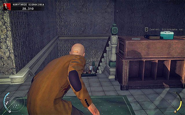 Drugi sposób dotarcia na parter sierocińca to skorzystanie z klatki schodowej zlokalizowanej na prawo od miejsca startu, czyli szybu windy - Eksploracja pierwszego piętra sierocińca (Korytarze sierocińca) | 6 - Rosewood - Hitman Absolution - poradnik do gry