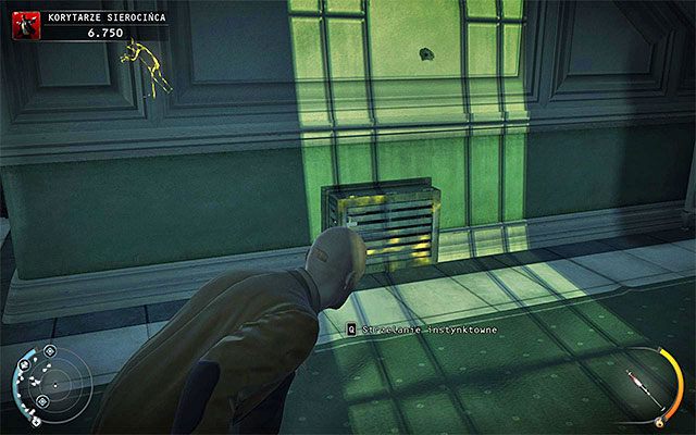 Jeżeli na parter dotarłeś schodami zlokalizowanymi na przeciwległym końcu pierwszego piętra (tymi za pomieszczeniem z torturowanym strażnikiem), to rozpoczniesz przy dość bezpiecznym korytarzu sąsiadującym z kaplicą oraz kantyną - Eksploracja parteru sierocińca (Korytarze sierocińca) | 6 - Rosewood - Hitman Absolution - poradnik do gry