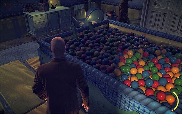 Wokół kantyny znajduje się kilka mniejszych pomieszczeń i korytarzy - Eksploracja parteru sierocińca (Korytarze sierocińca) | 6 - Rosewood - Hitman Absolution - poradnik do gry
