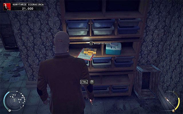 Czwarty bezpiecznik możesz odnaleźć w niewielkim obszarze na parterze sąsiadującym z klatką schodową (tą zlokalizowaną bliżej miejsca startu), czyli pomiędzy recepcją i kaplicą - Odnalezienie bezpieczników - niższe poziomy trudności (Korytarze sierocińca) | 6 - Rosewood - Hitman Absolution - poradnik do gry