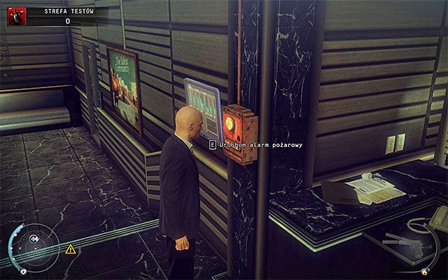 Drugi wariant zachowania to odwrócenie uwagi przeciwników i jest to zdecydowanie lepszy pomysł, bo nie będziesz musiał wtedy nic ryzykować ani zużywać instynktu - Dotarcie do strefy testów (Strefa testów) | 12 - Fabryka śmierci - Hitman Absolution - poradnik do gry