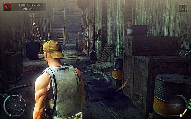 Korytarz zlokalizowany na lewo od głównego obszaru (powyższy screen) jest dość trudno dostępny, bo musiałbyś dotrzeć do drzwiczek jednej z makiet - Eksploracja strefy testów (Strefa testów) | 12 - Fabryka śmierci - Hitman Absolution - poradnik do gry